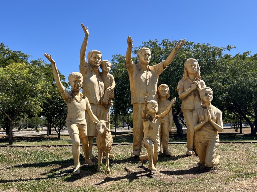 Escultura mostrando famílias de pioneiros no povoamento da cidade.