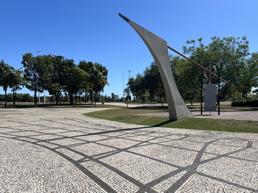 Relógio de sol em uma praça ampla.
