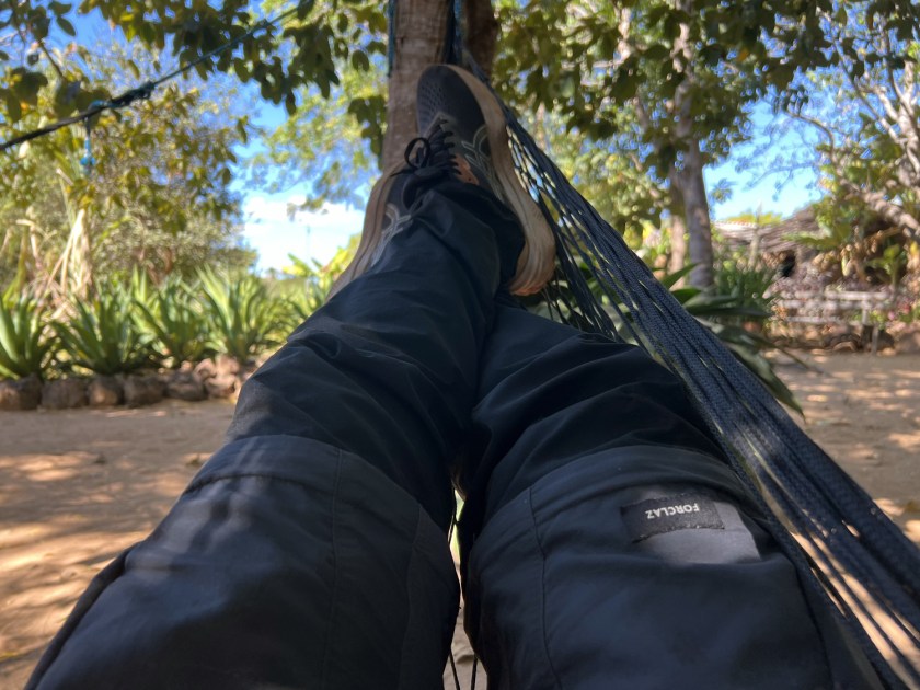 Pernas para cima em rede na área externa de ambiente rural.