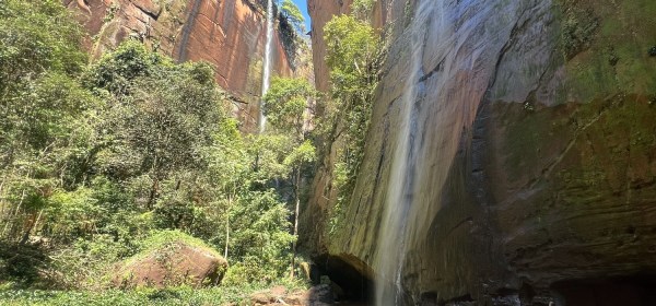 Pequenas cachoeiras em paredões de cânions com poço raso na base.